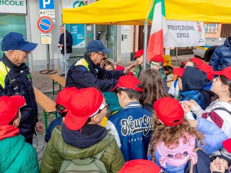ORBASSANO - Più di mille ragazzi e ragazze delle scuole in piazza per «Evviva!» - FOTO