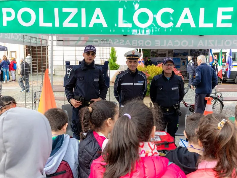 ORBASSANO - Più di mille ragazzi e ragazze delle scuole in piazza per «Evviva!» - FOTO