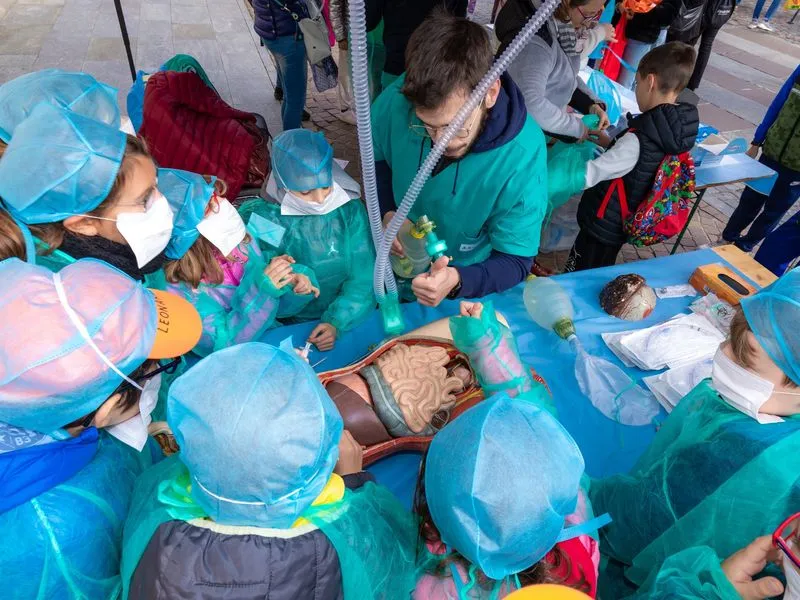 ORBASSANO - Più di mille ragazzi e ragazze delle scuole in piazza per «Evviva!» - FOTO