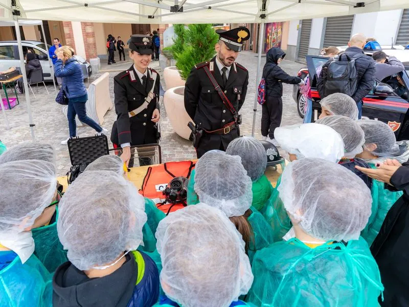 ORBASSANO - Più di mille ragazzi e ragazze delle scuole in piazza per «Evviva!» - FOTO