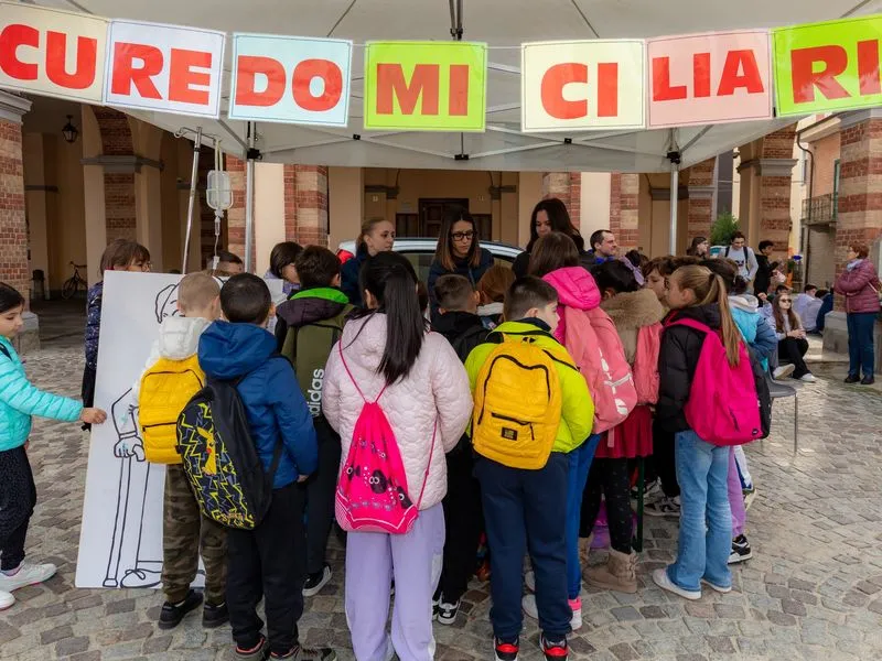 ORBASSANO - Più di mille ragazzi e ragazze delle scuole in piazza per «Evviva!» - FOTO