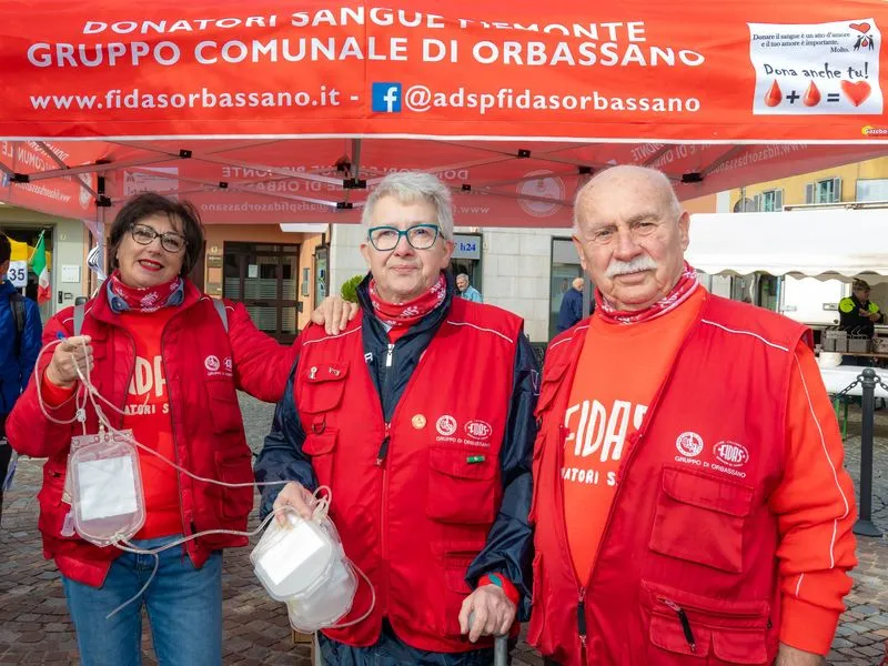 ORBASSANO - Più di mille ragazzi e ragazze delle scuole in piazza per «Evviva!» - FOTO