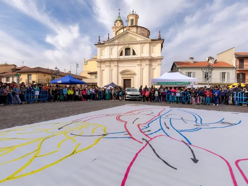 ORBASSANO - Più di mille ragazzi e ragazze delle scuole in piazza per «Evviva!» - FOTO