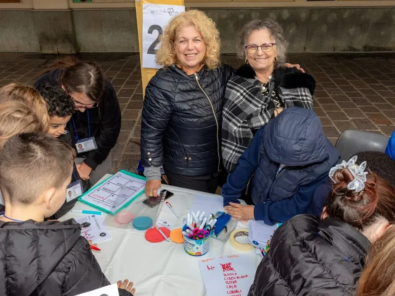 ORBASSANO - Più di mille ragazzi e ragazze delle scuole in piazza per «Evviva!» - FOTO