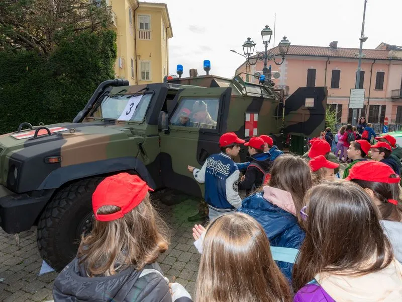 ORBASSANO - Più di mille ragazzi e ragazze delle scuole in piazza per «Evviva!» - FOTO