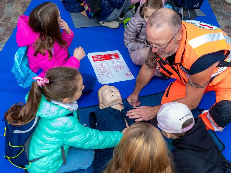 ORBASSANO - Più di mille ragazzi e ragazze delle scuole in piazza per «Evviva!» - FOTO