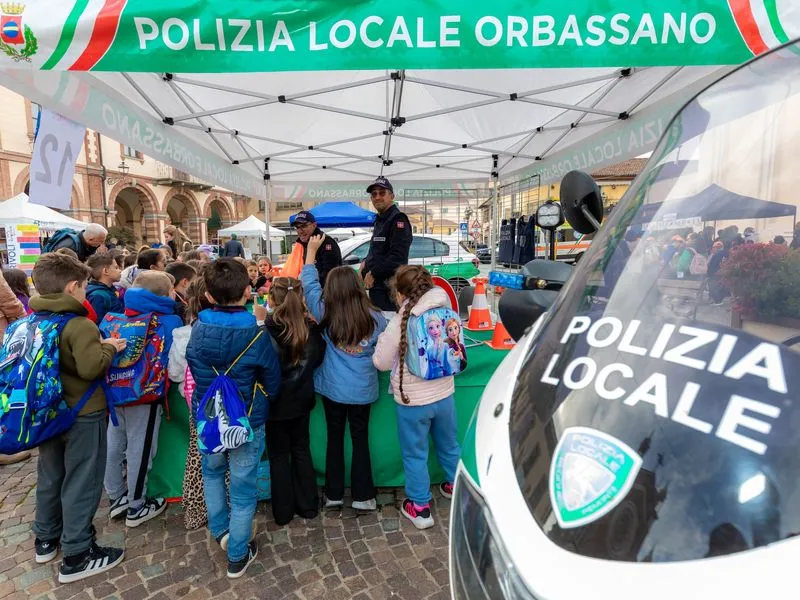 ORBASSANO - Più di mille ragazzi e ragazze delle scuole in piazza per «Evviva!» - FOTO