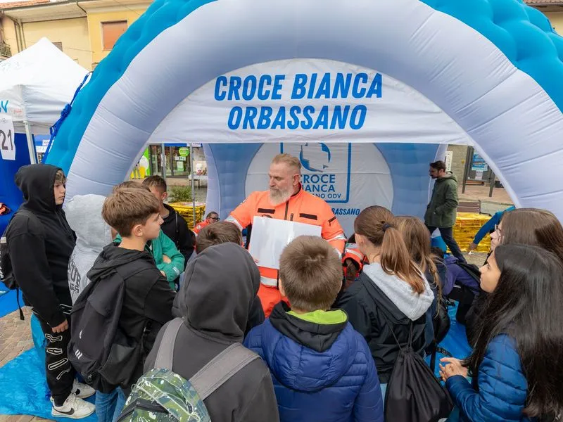 ORBASSANO - Più di mille ragazzi e ragazze delle scuole in piazza per «Evviva!» - FOTO