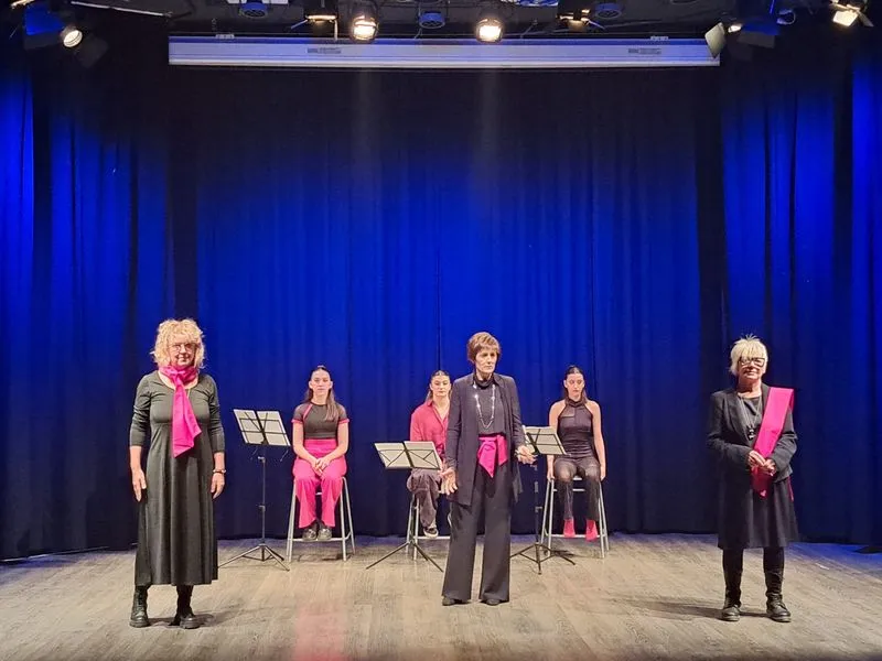 ORBASSANO - Un successo il progetto «La coperta che cura» e lo spettacolo «Ritratti di donna» - FOTO