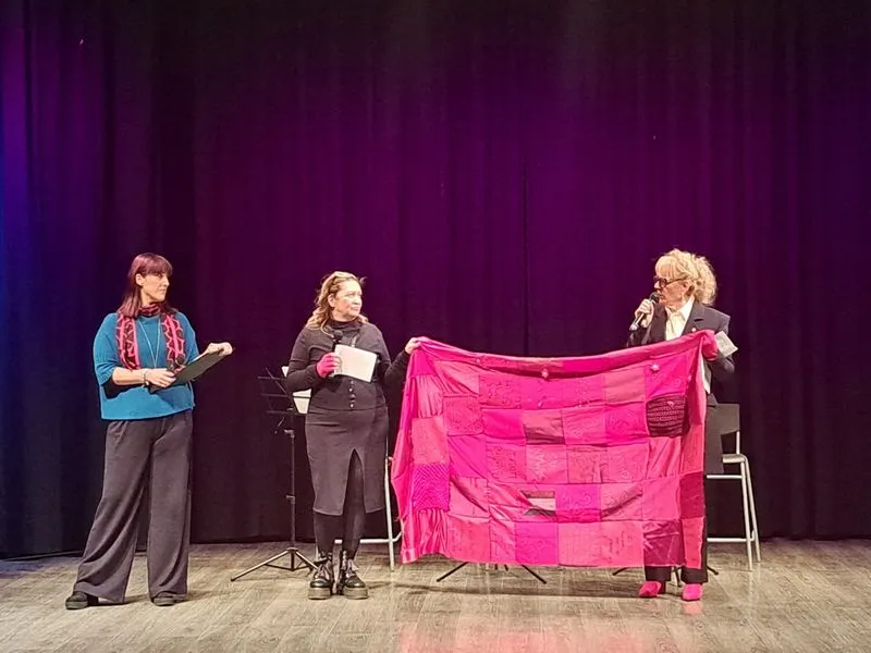 ORBASSANO - Un successo il progetto «La coperta che cura» e lo spettacolo «Ritratti di donna» - FOTO