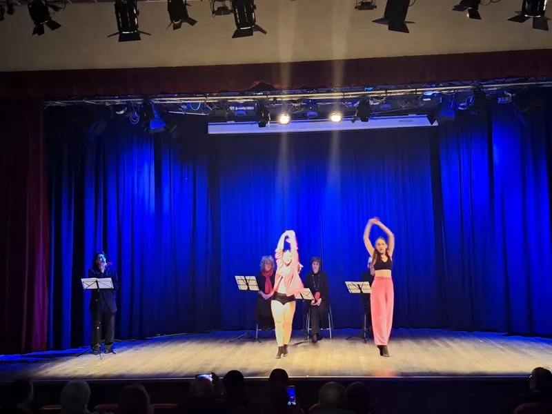 ORBASSANO - Un successo il progetto «La coperta che cura» e lo spettacolo «Ritratti di donna» - FOTO