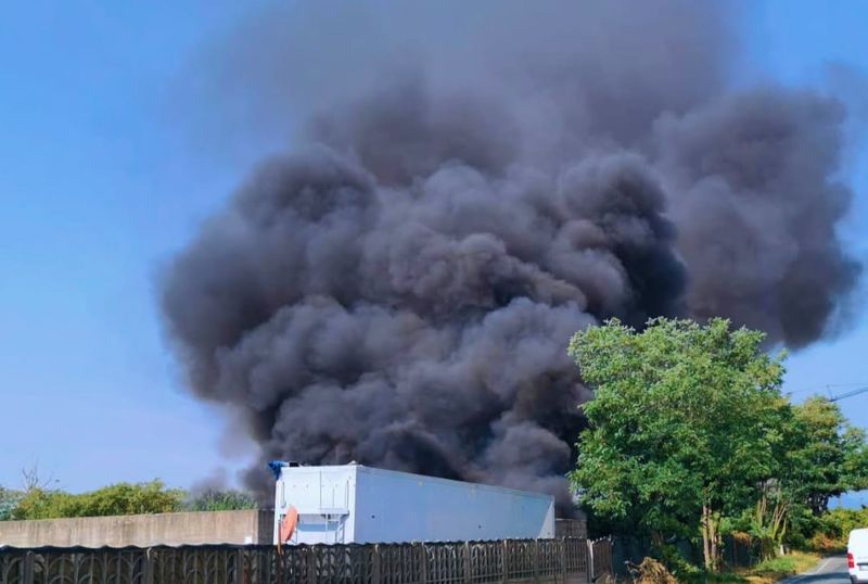 ORBASSANO - Furioso incendio in una ditta di smaltimento rifiuti: colonna di fumo nero visibile a chilometri di distanza