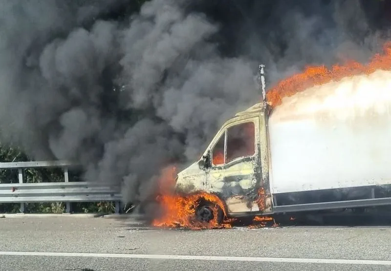 ORBASSANO - Furgone divorato dalle fiamme in tangenziale: intervento dei pompieri
