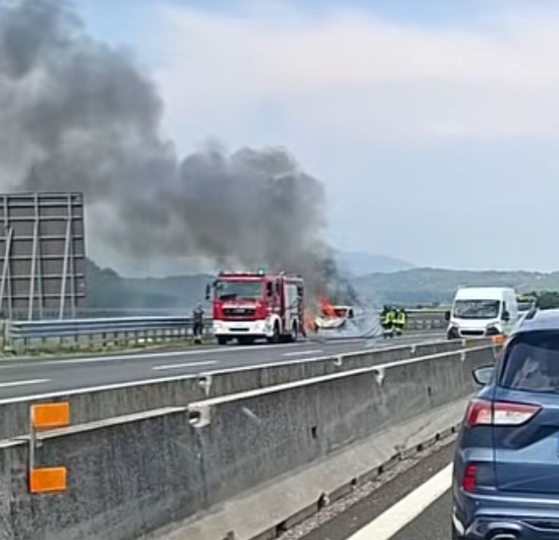 ORBASSANO - Furgone prende fuoco durante la marcia sulla tangenziale sud all'altezza del Sito