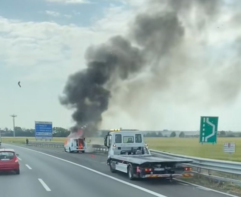ORBASSANO - Furgone prende fuoco durante la marcia sulla tangenziale sud all'altezza del Sito