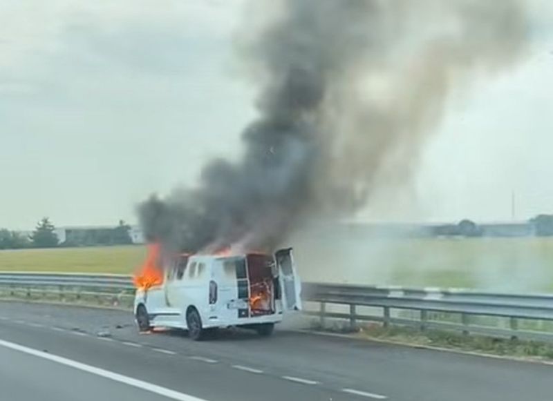 ORBASSANO - Furgone prende fuoco durante la marcia sulla tangenziale sud all'altezza del Sito