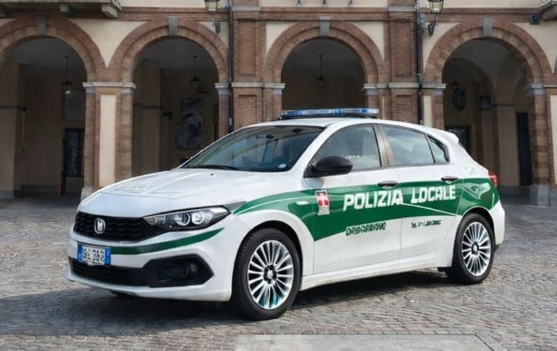 ORBASSANO - Scontro nella rotonda, minicar finisce ruote all'aria: 48enne ferita