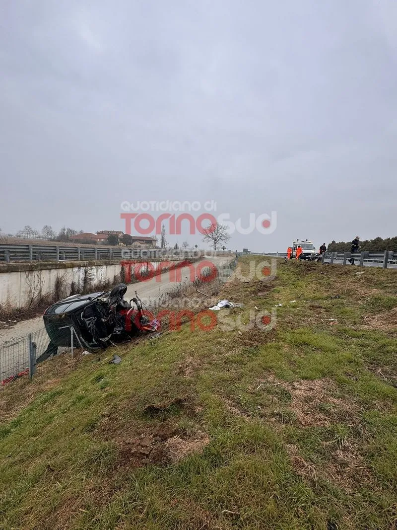 ORBASSANO - Terribile schianto sul raccordo Torino-Pinerolo vicino allo svincolo di Candiolo: auto distrutta - FOTO