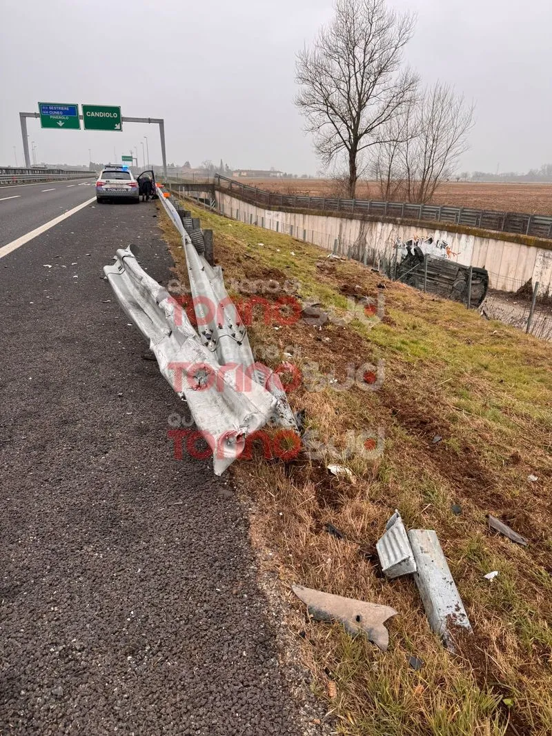 ORBASSANO - Terribile schianto sul raccordo Torino-Pinerolo vicino allo svincolo di Candiolo: auto distrutta - FOTO