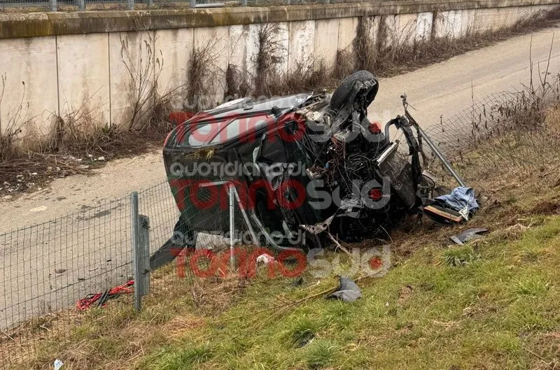 ORBASSANO - Terribile schianto sul raccordo Torino-Pinerolo vicino allo svincolo di Candiolo: auto distrutta - FOTO