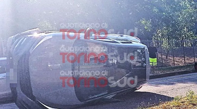 ORBASSANO - Schianto in via Calvino, auto ribaltata su un fianco: conducente ferito trasportato al San Luigi