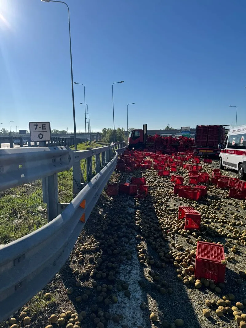 BEINASCO - Camion di traverso in tangenziale: migliaia di kiwi e cassette della frutta sull'asfalto, traffico in tilt