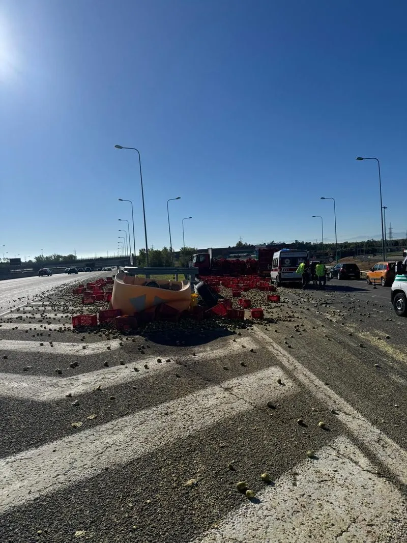 BEINASCO - Camion di traverso in tangenziale: migliaia di kiwi e cassette della frutta sull'asfalto, traffico in tilt
