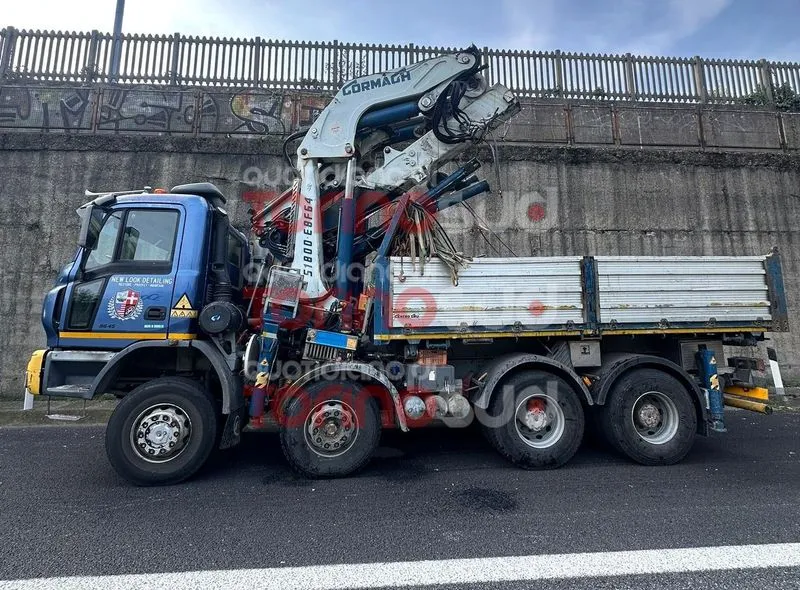 ORBASSANO - Incidente sulla tangenziale, camion gru urta il cavalcavia