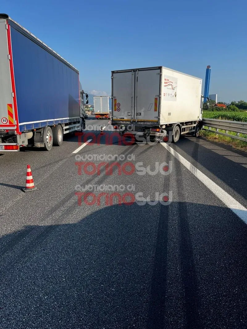ENNESIMO INCIDENTE IN TANGENZIALE - Scontro auto-camion all'altezza di Orbassano, caos e code - FOTO