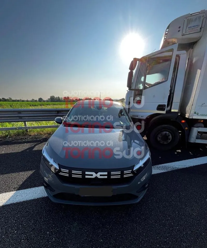ENNESIMO INCIDENTE IN TANGENZIALE - Scontro auto-camion all'altezza di Orbassano, caos e code - FOTO