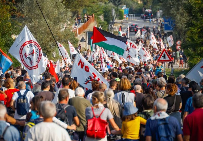 NO TAV - In migliaia alla marcia contro la linea Orbassano-Avigliana - FOTO