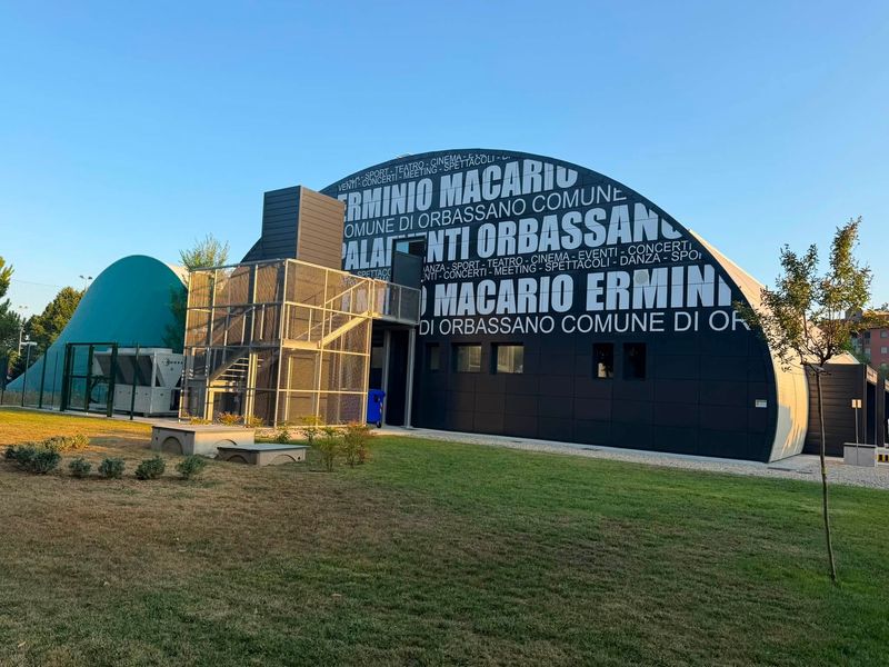 ORBASSANO - Inaugurato il Palaeventi Macario, ma è polemica per il campo da gioco non regolamentare