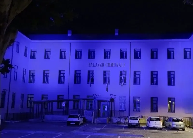 ORBASSANO - Il palazzo comunale illuminato di blu per la fibrosi cistica