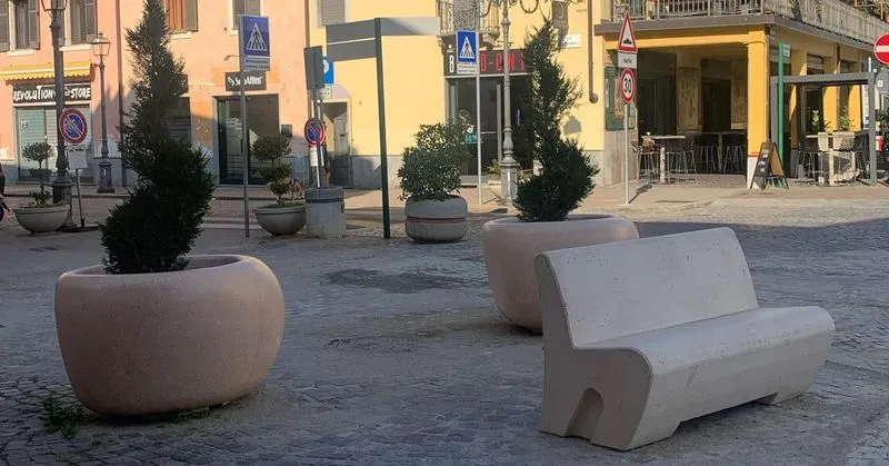 ORBASSANO - Nuovi arredi in città: una panca artistica in piazza Umberto I e un tavolo scacchiera al parco Vanzetti - FOTO