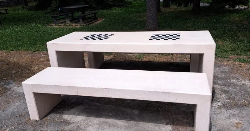 ORBASSANO - Nuovi arredi in città: una panca artistica in piazza Umberto I e un tavolo scacchiera al parco Vanzetti - FOTO