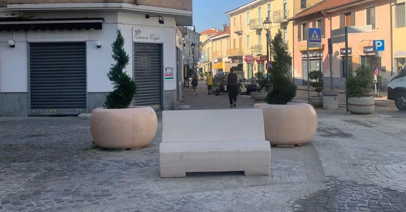 ORBASSANO - Nuovi arredi in città: una panca artistica in piazza Umberto I e un tavolo scacchiera al parco Vanzetti - FOTO