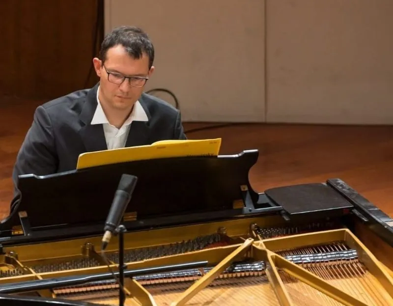 ORBASSANO - Il paziente torna a suonare dopo l'operazione e regala un concerto agli operatori dell’ospedale San Luigi