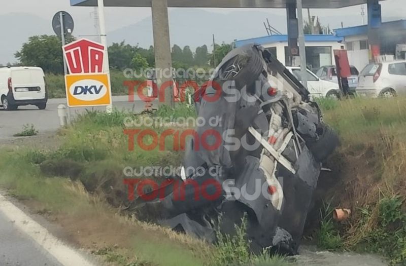 ORBASSANO - Spaventoso incidente vicino al distributore di strada per Stupinigi: due ragazzi feriti - FOTO