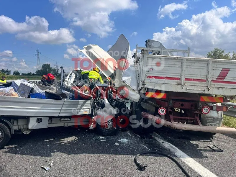 BRUTTO INCIDENTE IN AUTOSTRADA - Camion contro furgone sul raccordo Torino-Pinerolo tra Orbassano e None - FOTO