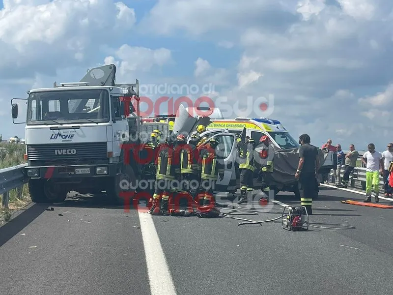 BRUTTO INCIDENTE IN AUTOSTRADA - Camion contro furgone sul raccordo Torino-Pinerolo tra Orbassano e None - FOTO