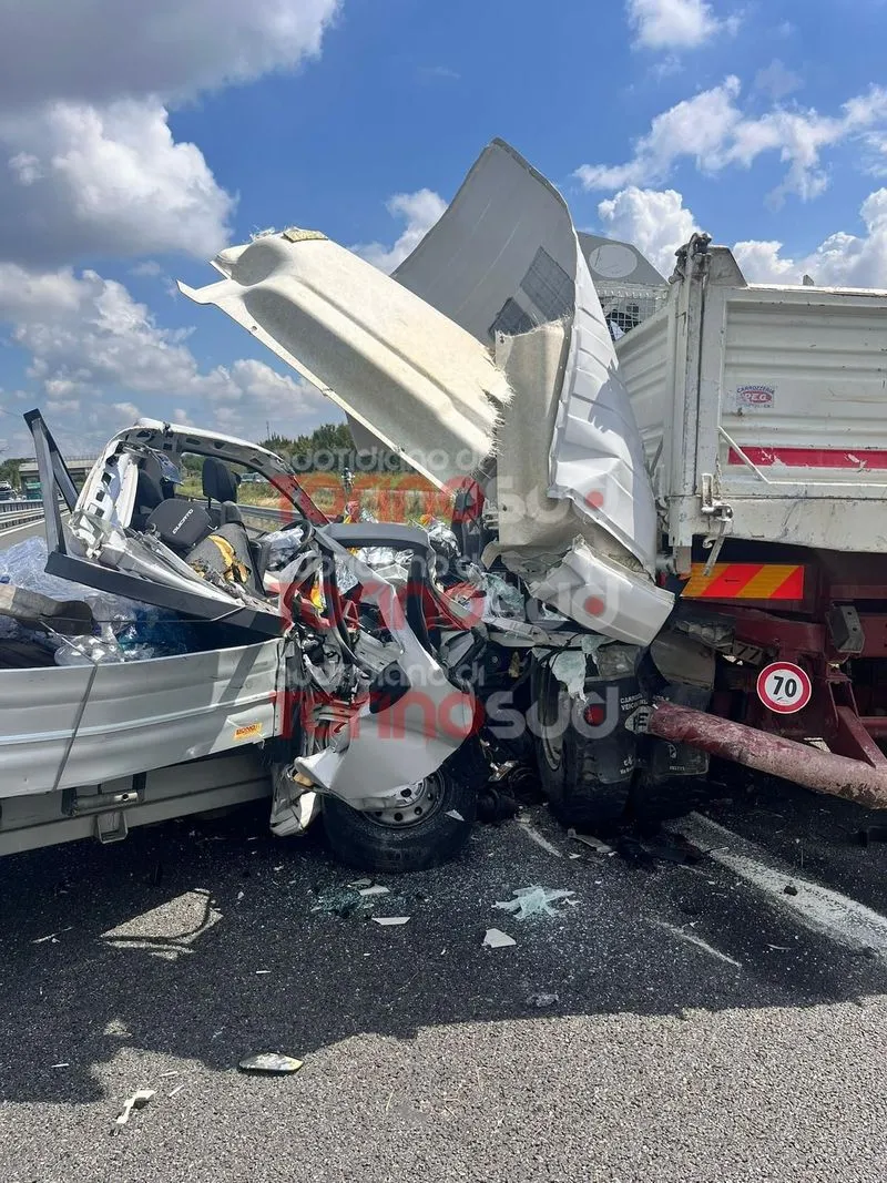 BRUTTO INCIDENTE IN AUTOSTRADA - Camion contro furgone sul raccordo Torino-Pinerolo tra Orbassano e None - FOTO
