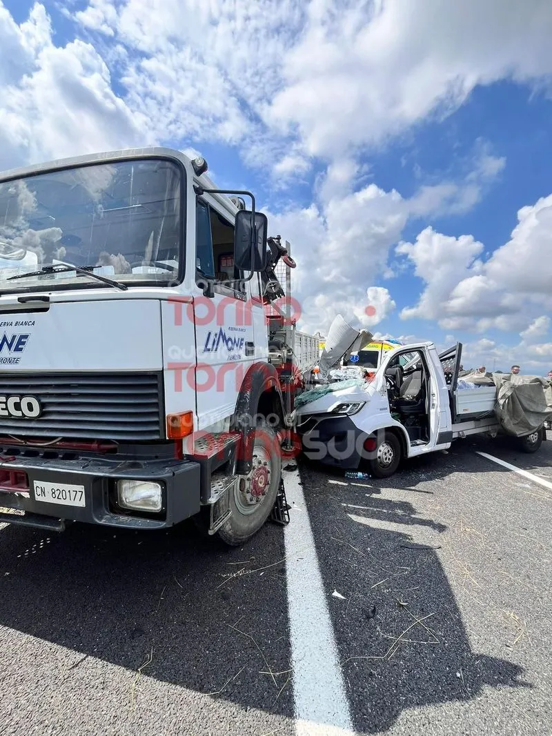 BRUTTO INCIDENTE IN AUTOSTRADA - Camion contro furgone sul raccordo Torino-Pinerolo tra Orbassano e None - FOTO