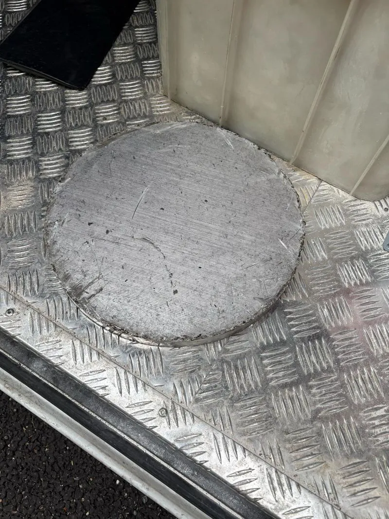 TANGENZIALE SUD - Un pesante disco metallico cade da un mezzo e colpisce un'auto: tragedia sfiorata - FOTO