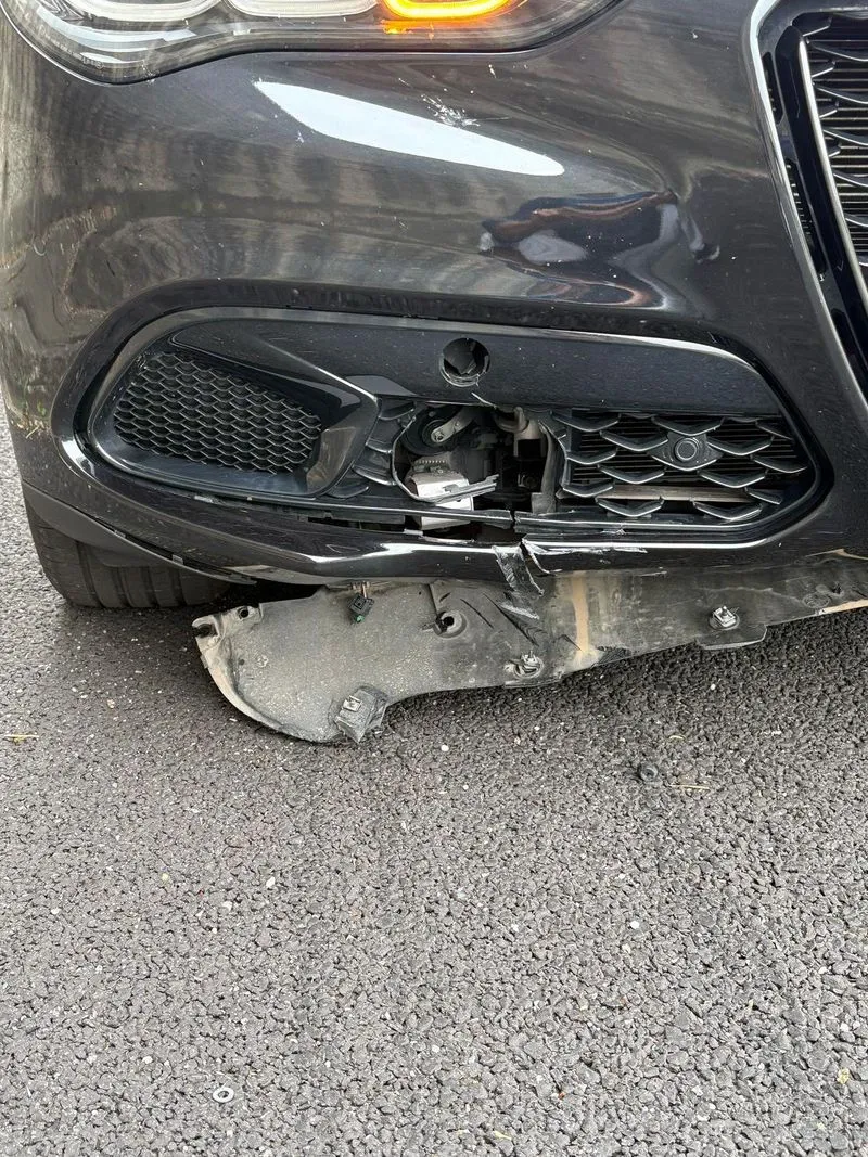 TANGENZIALE SUD - Un pesante disco metallico cade da un mezzo e colpisce un'auto: tragedia sfiorata - FOTO