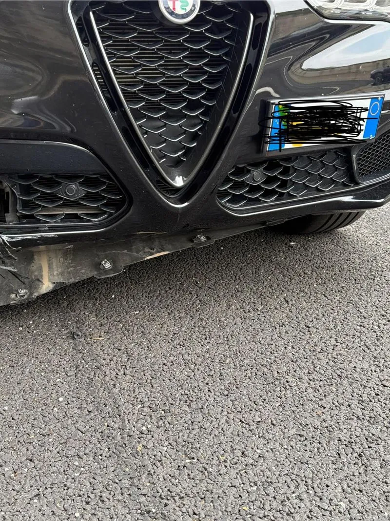 TANGENZIALE SUD - Un pesante disco metallico cade da un mezzo e colpisce un'auto: tragedia sfiorata - FOTO