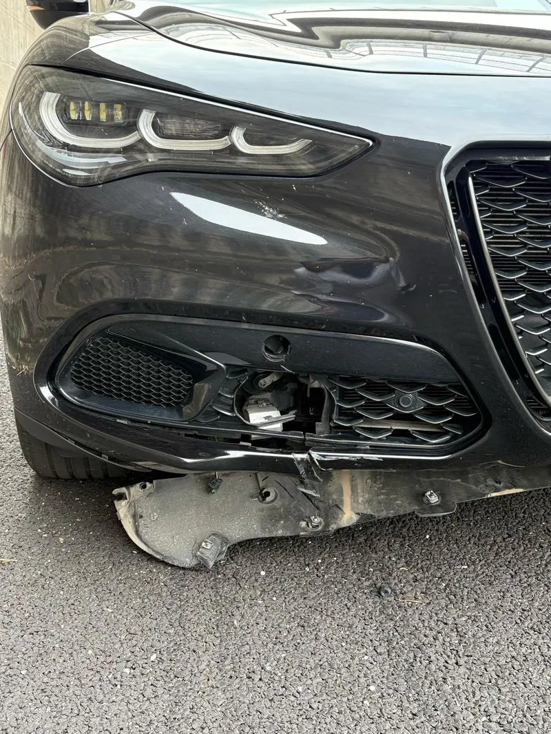 TANGENZIALE SUD - Un pesante disco metallico cade da un mezzo e colpisce un'auto: tragedia sfiorata - FOTO