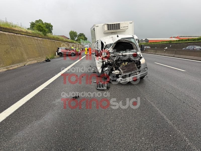 TANGENZIALE SUD - INCIDENTE AL SITO, DIVERSI MEZZI COINVOLTI: TRAFFICO IN TILT - FOTO