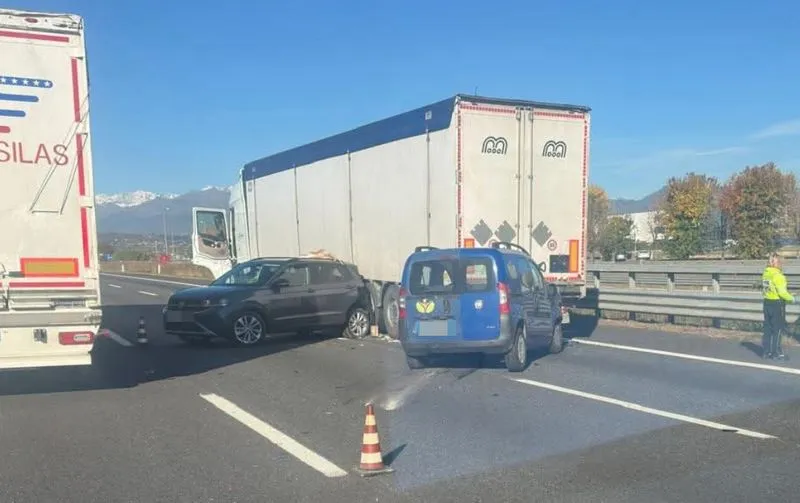 TANGENZIALE TORINO - Scontro tra auto e camion all'altezza del Sito: traffico in tilt per mezza mattinata