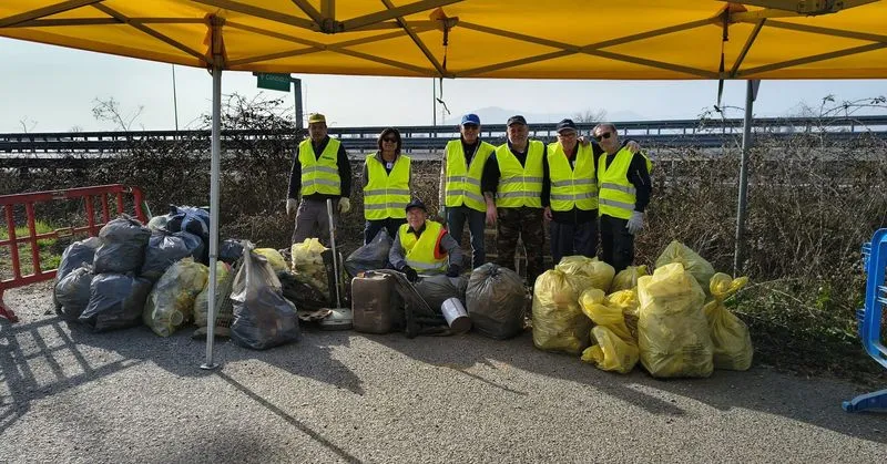 ORBASSANO - Ecovolontari al lavoro: ripulita dai rifiuti strada antica di None - FOTO