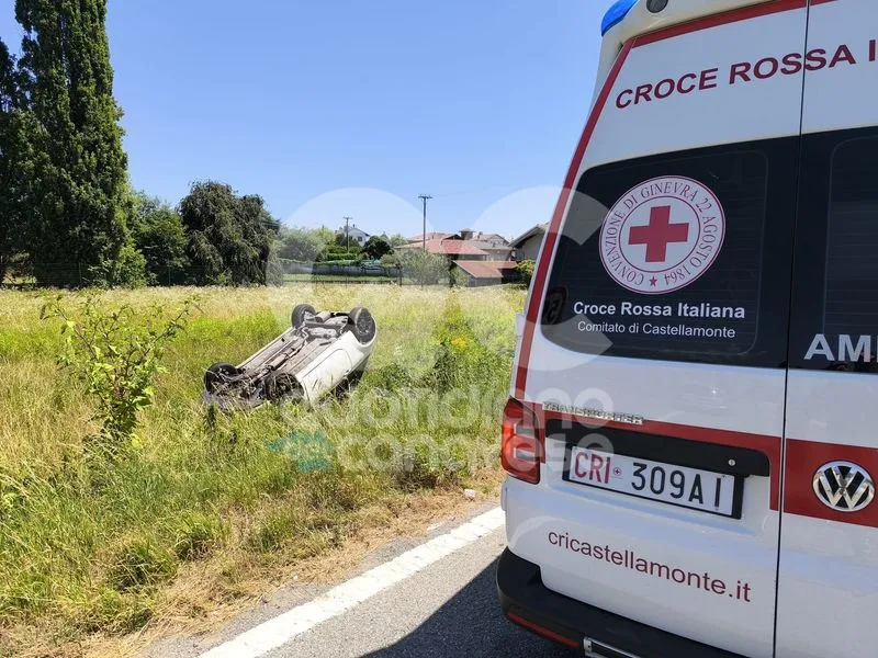 OZEGNA - Esce di strada con l'auto che si ribalta lungo la provinciale: 31enne di Rivarolo ferita - FOTO